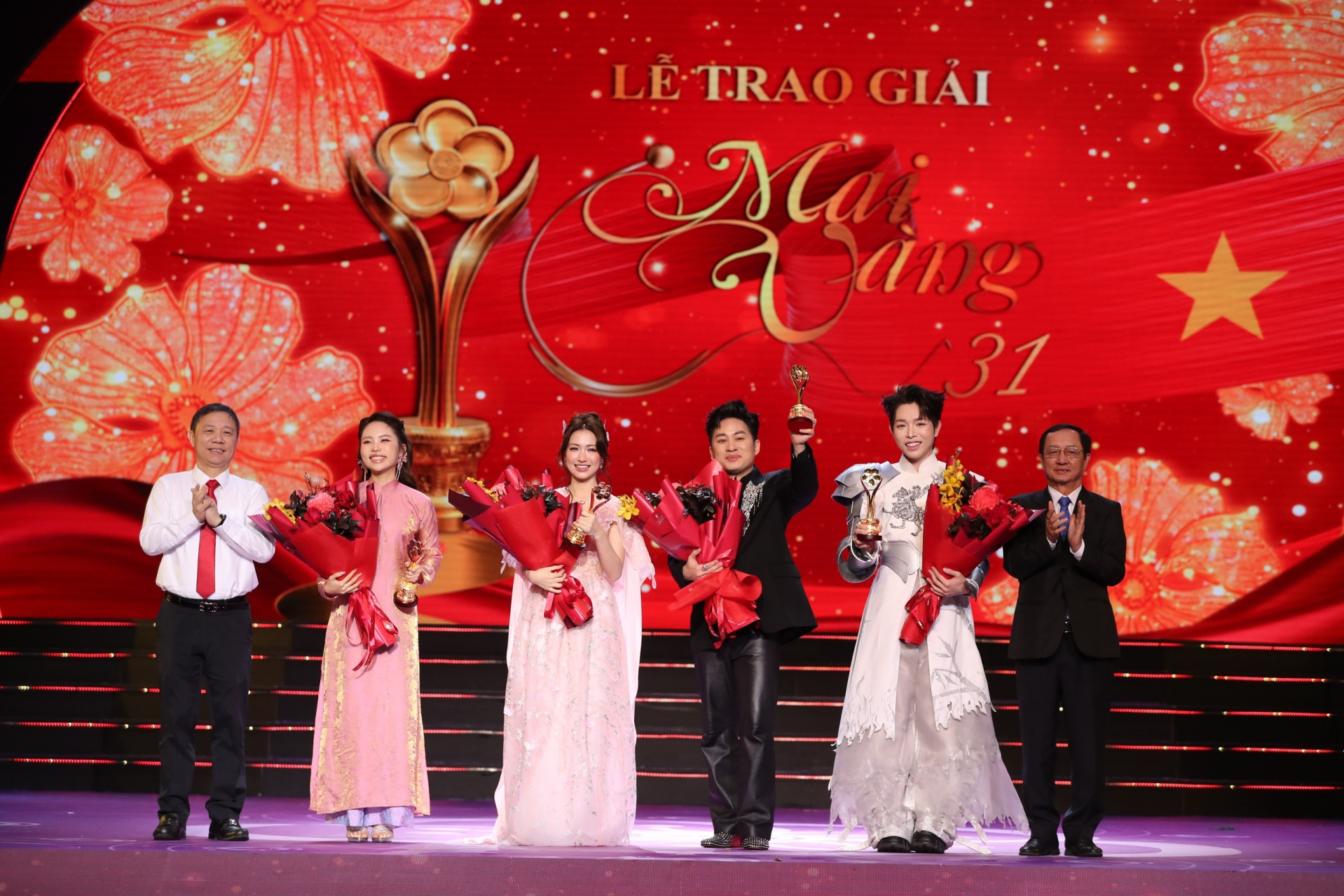 batch_ uong ong duong anh duc uy vien ban thuong vu thanh uy truong ban tuyen giao va dan van thanh uy trao giai cho mv cua nam bac bling ca si cua  17696980900591013932461.jpg