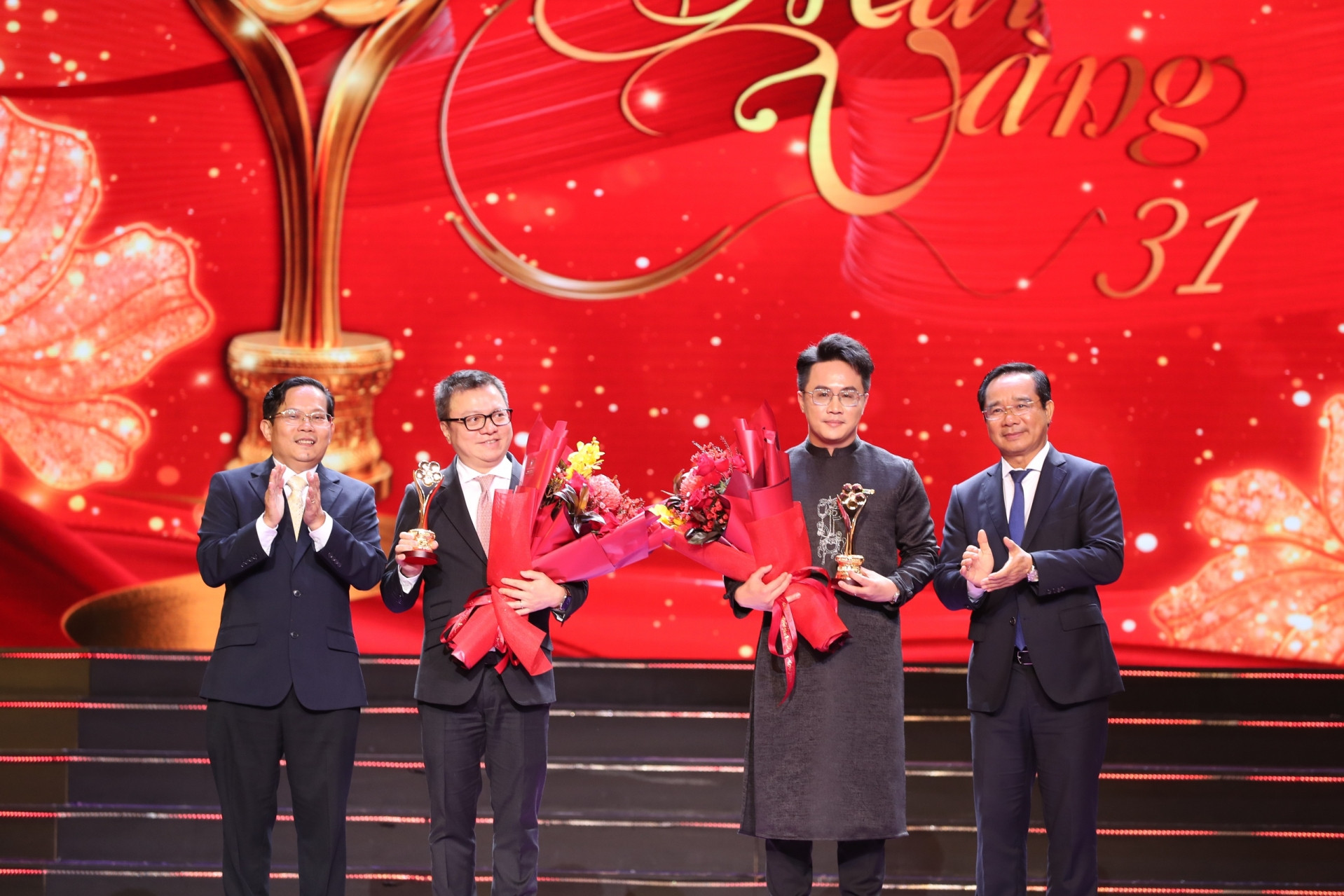 batch_uy chu tich uy ban nhan dan thanh pho ho chi minh va tbt bao nld to dinh tuan trao giai chuong trinh mua xuan tp hcm  buoc vao ky nguyen moi h 17696981454511549219118.jpg