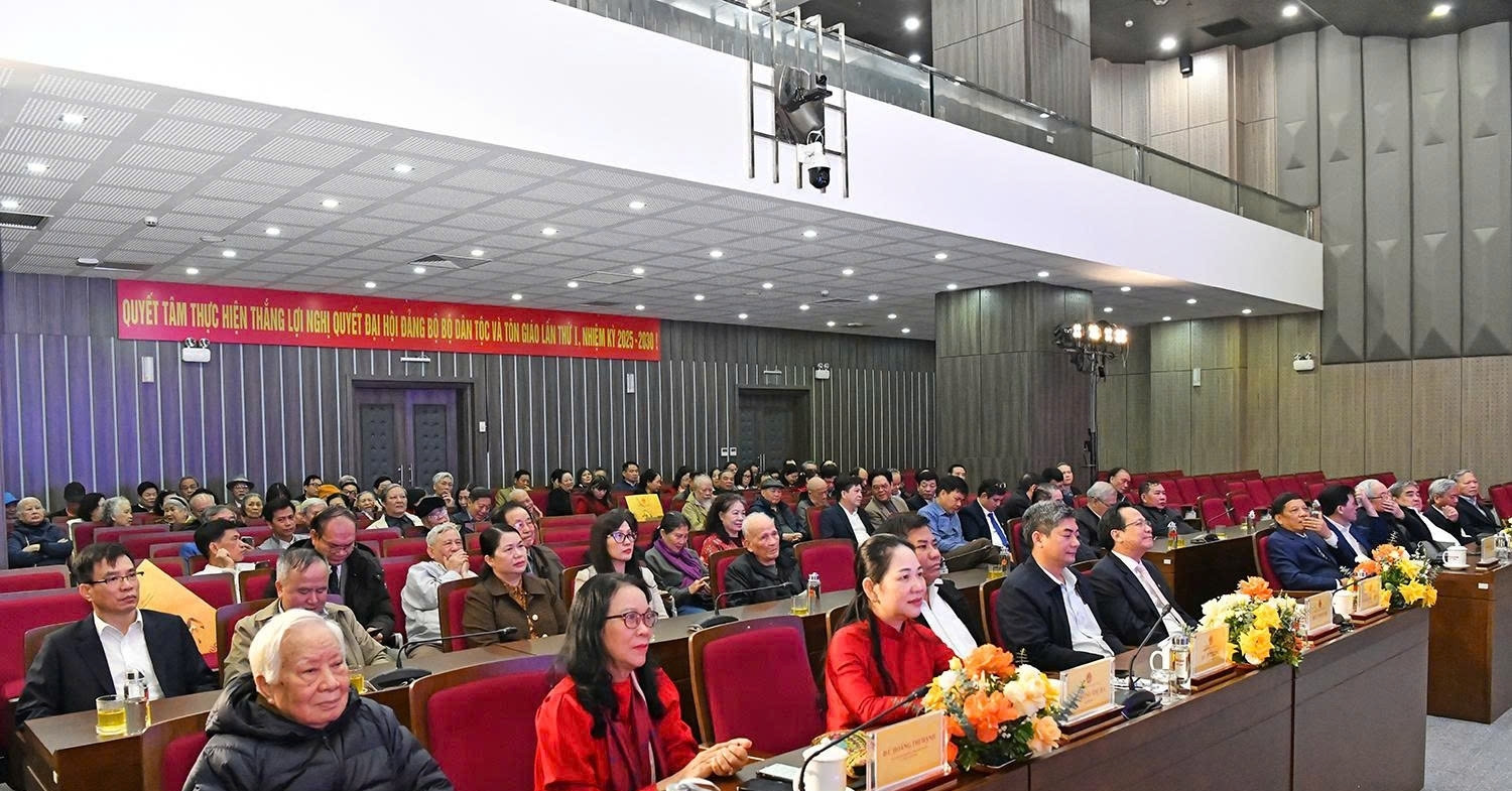 Bộ trưởng Đào Ngọc Dung gặp mặt cán bộ hưu trí nhân dịp Xuân Bính Ngọ