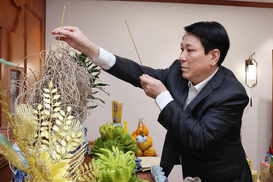 Chủ tịch nước thắp hương tưởng nhớ các nguyên lãnh đạo Đảng, Nhà nước