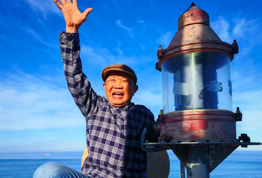 Cụ ông U90 du lịch bụi khắp thế giới suốt 10 năm, gây sốt mạng xã hội