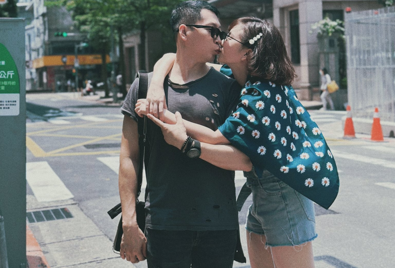 Hoa hậu 4 con Jennifer Phạm lạ lẫm, diễn viên Hương Giang hôn chồng đắm đuối