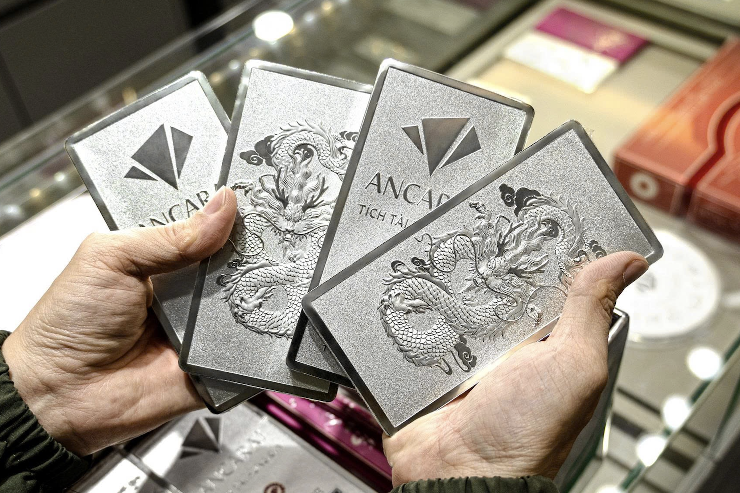 Giá bạc giảm nhanh chưa từng có, chỉ một ngày mất gần 21 triệu đồng/kg