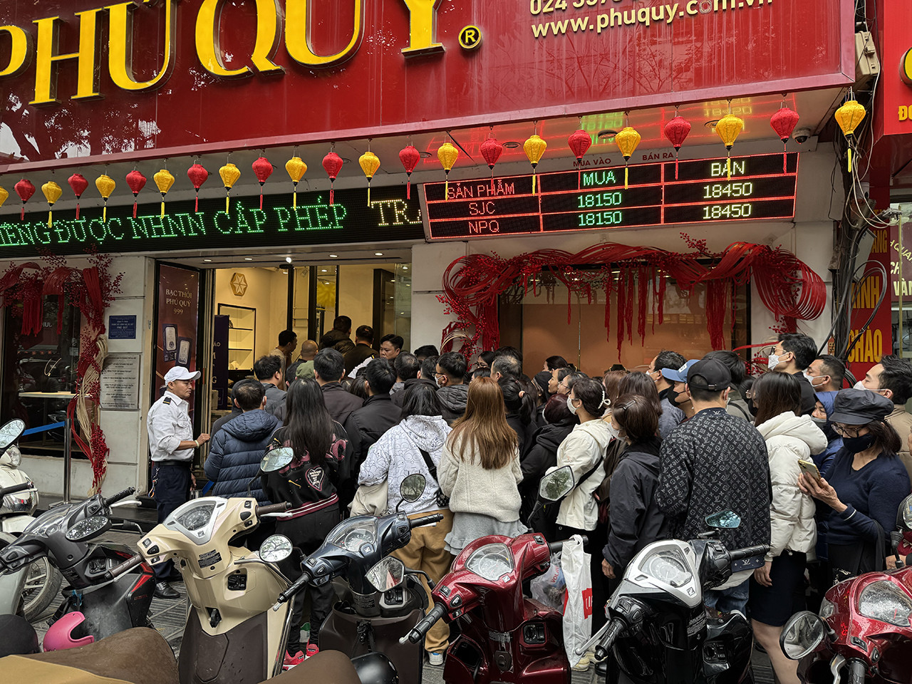 khach hang mua bac.jpg