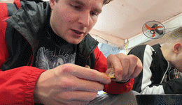 khach tay thu mon chim quay HN.gif