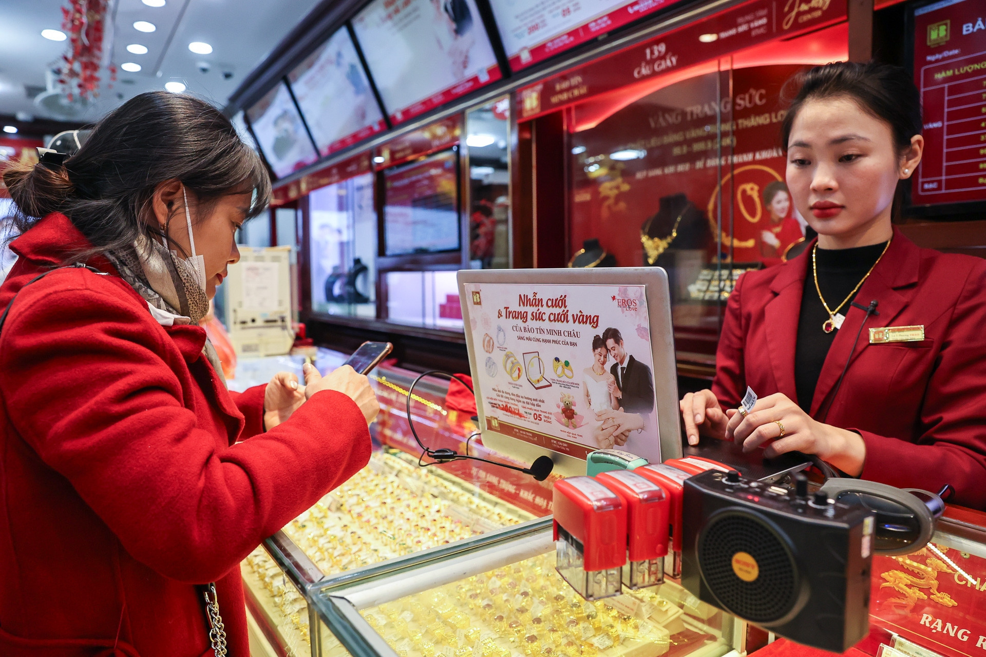 Giá vàng tụt hàng chục triệu/lượng, điều nhà đầu tư không thể bỏ qua