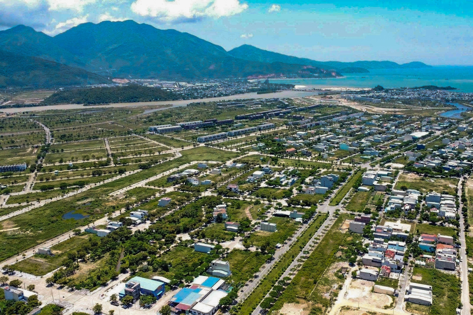 Nhà đầu tư ở Hà Nội và TPHCM đổ về, bất động sản Đà Nẵng đang 'nóng lên'