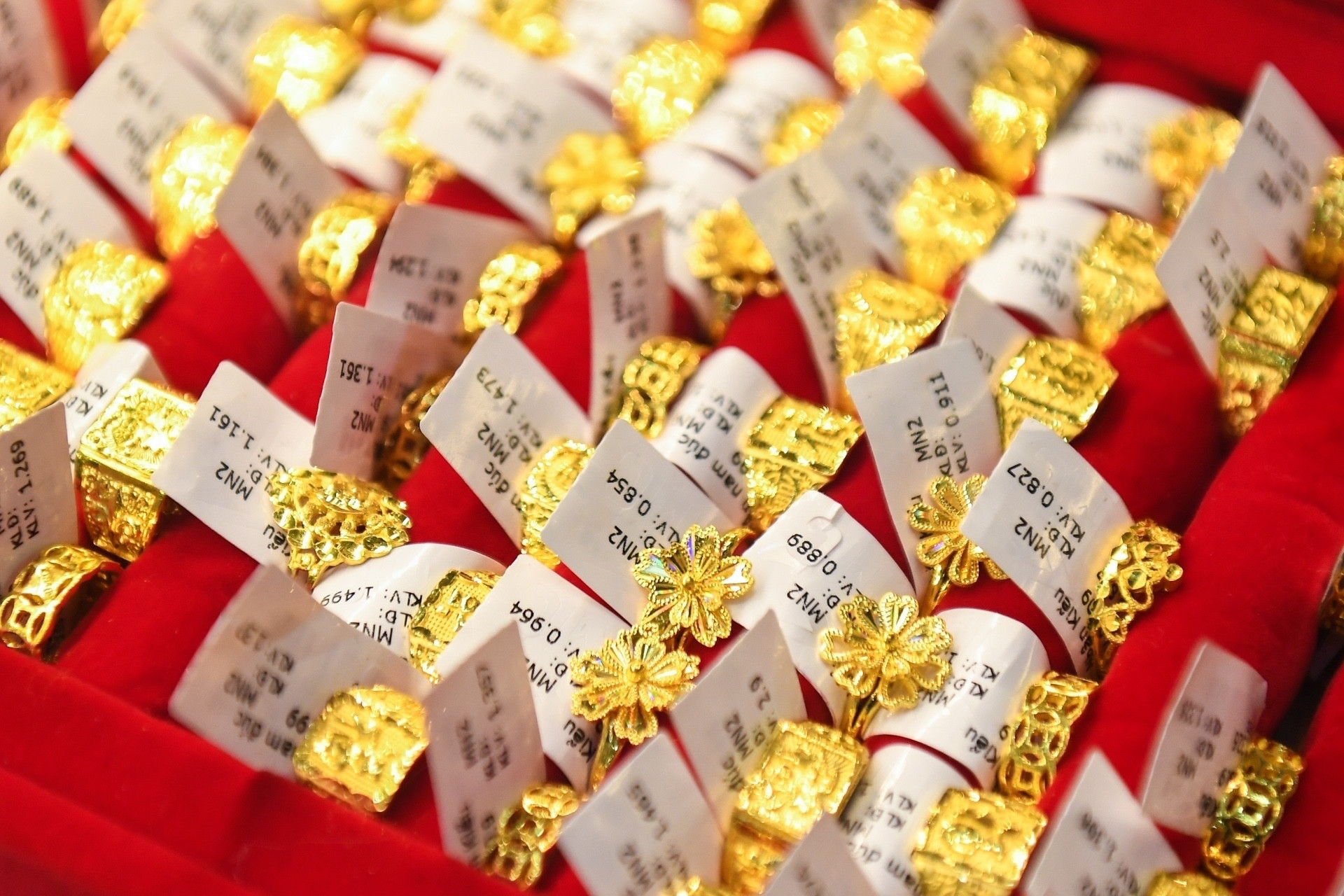 Giá vàng thế giới rơi thẳng đứng, có lúc thủng mốc 5.000 USD/ounce