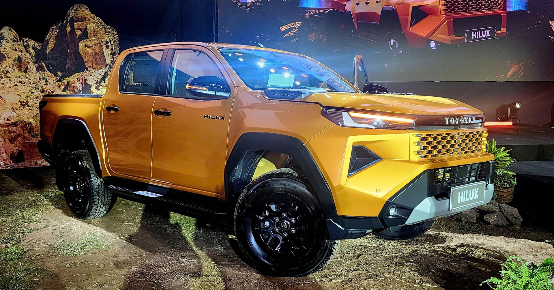 Toyota Hilux 2026 nâng cấp lớn có kéo gần được khoảng cách với Ford Ranger?