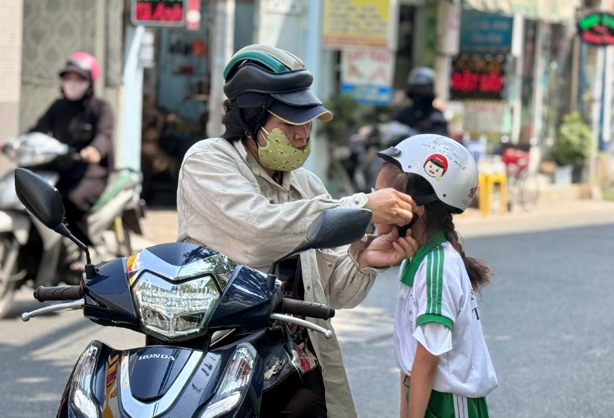 Phụ huynh ở TPHCM tất tả đưa con về ăn trưa sau vụ Sago Food