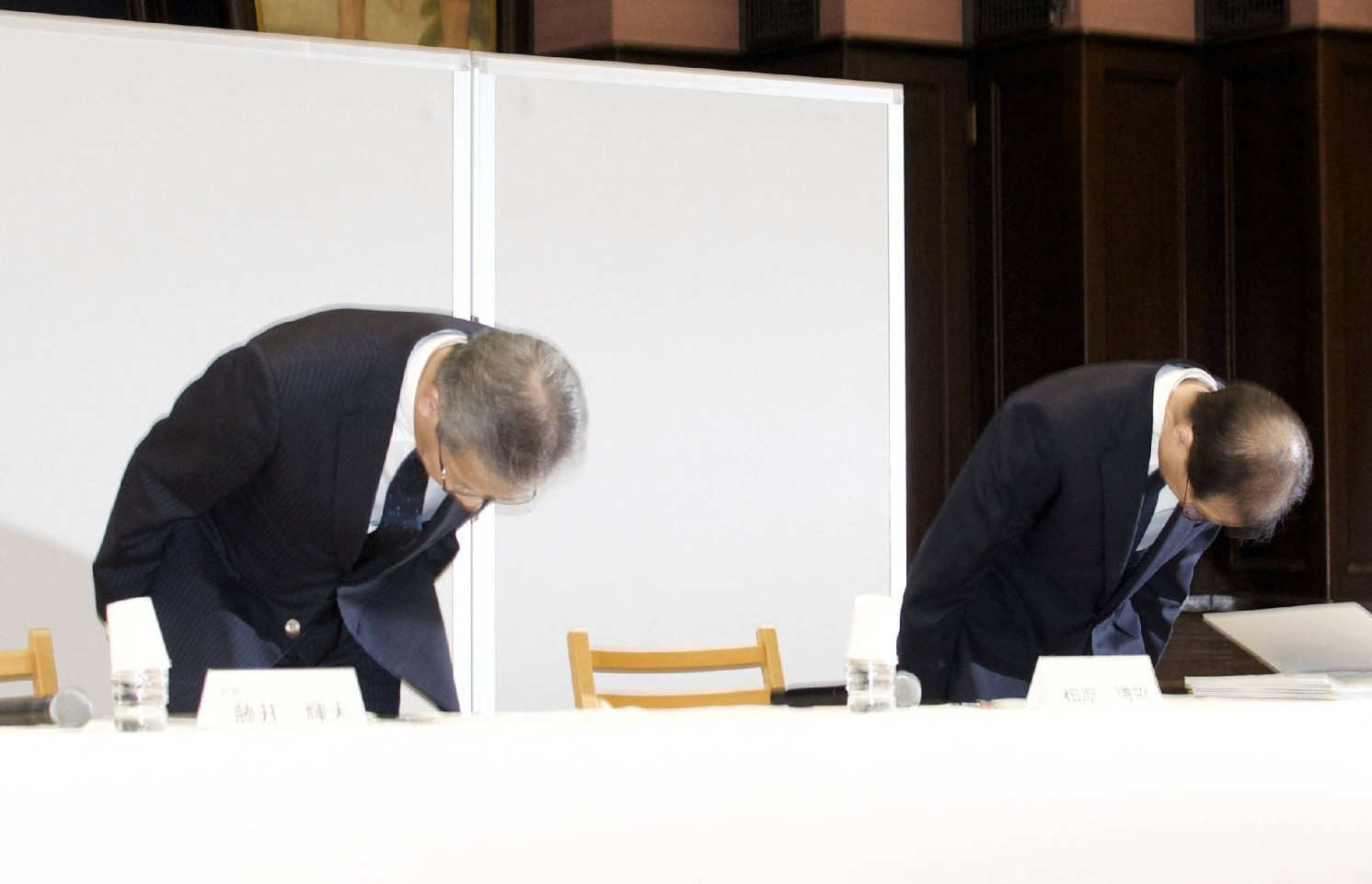 Sau loạt bê bối của giảng viên, hiệu trưởng ĐH danh tiếng châu Á cúi đầu xin lỗi