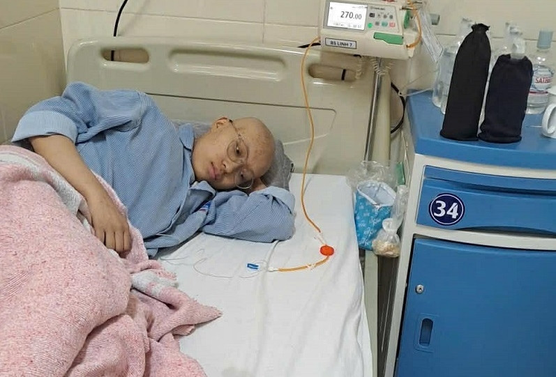 Sợ bố mẹ phải bán nhà, nữ sinh mắc ung thư xương nhiều lần xin rời viện