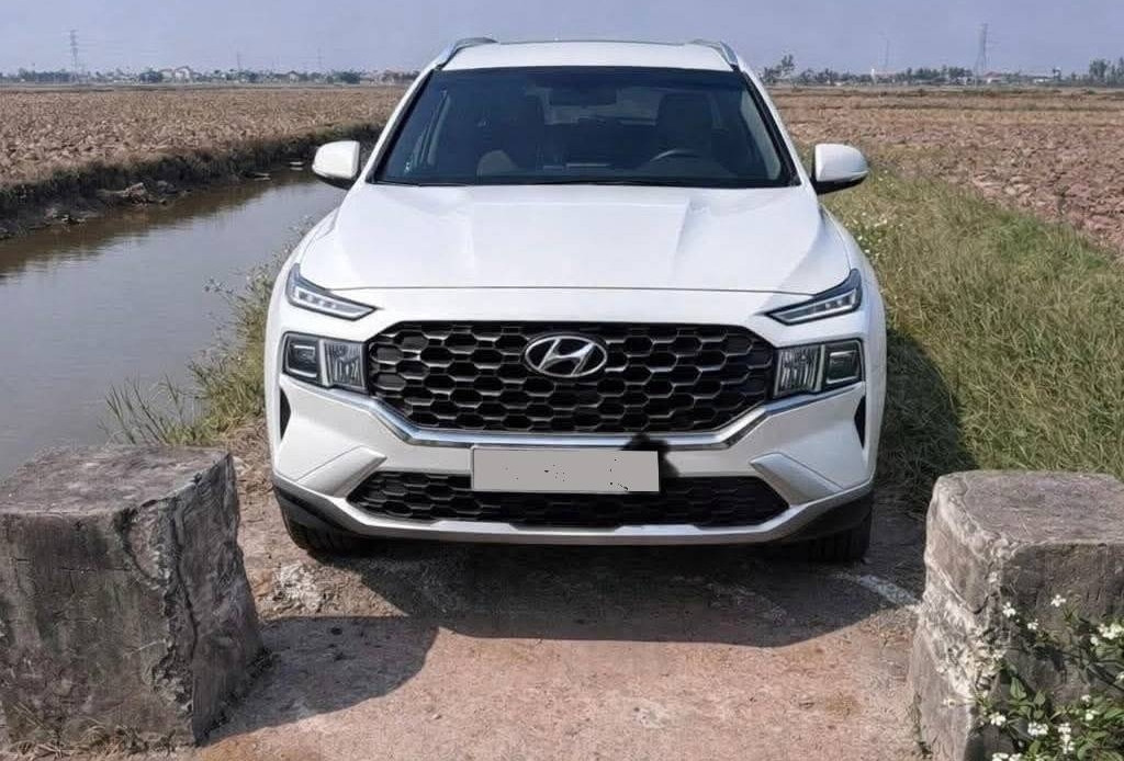 'Tài già' chỉ mẹo lách xe qua khe hẹp, tưởng khó mà hóa ra dễ