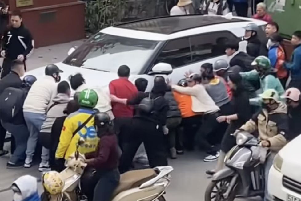 Tạm giữ tài xế ô tô lùi xe gây tai nạn khiến hai người thương vong ở Hà Nội