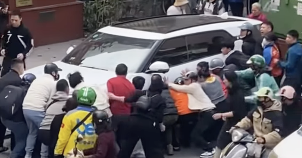 Tạm giữ tài xế ô tô lùi xe gây tai nạn khiến ha...