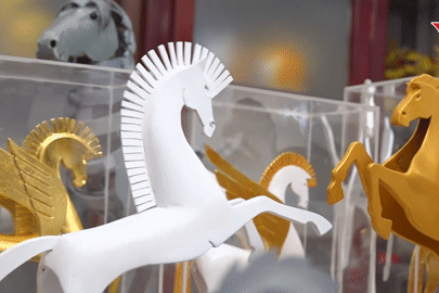 Thầy giáo về hưu chế tác hàng trăm linh vật Tết từ ống nước nhựa bỏ đi