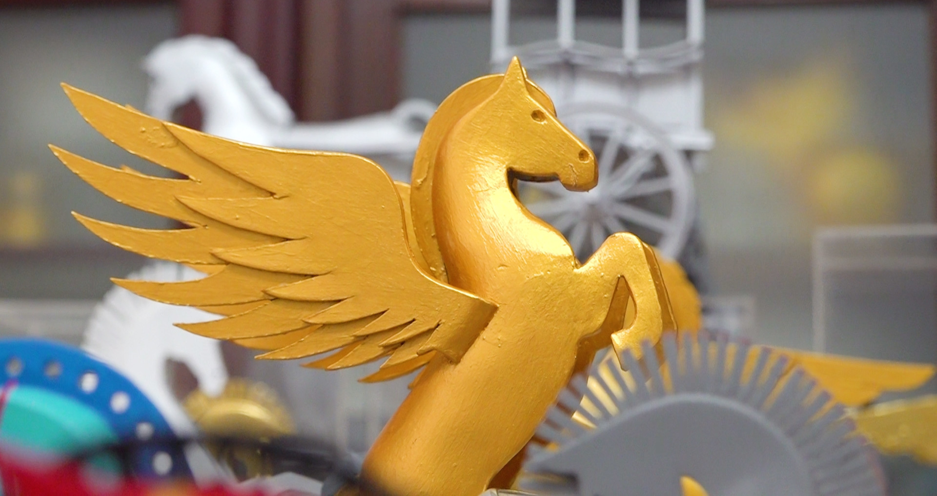 Thầy giáo về hưu chế tác hàng trăm linh vật Tết từ ống nước nhựa bỏ đi