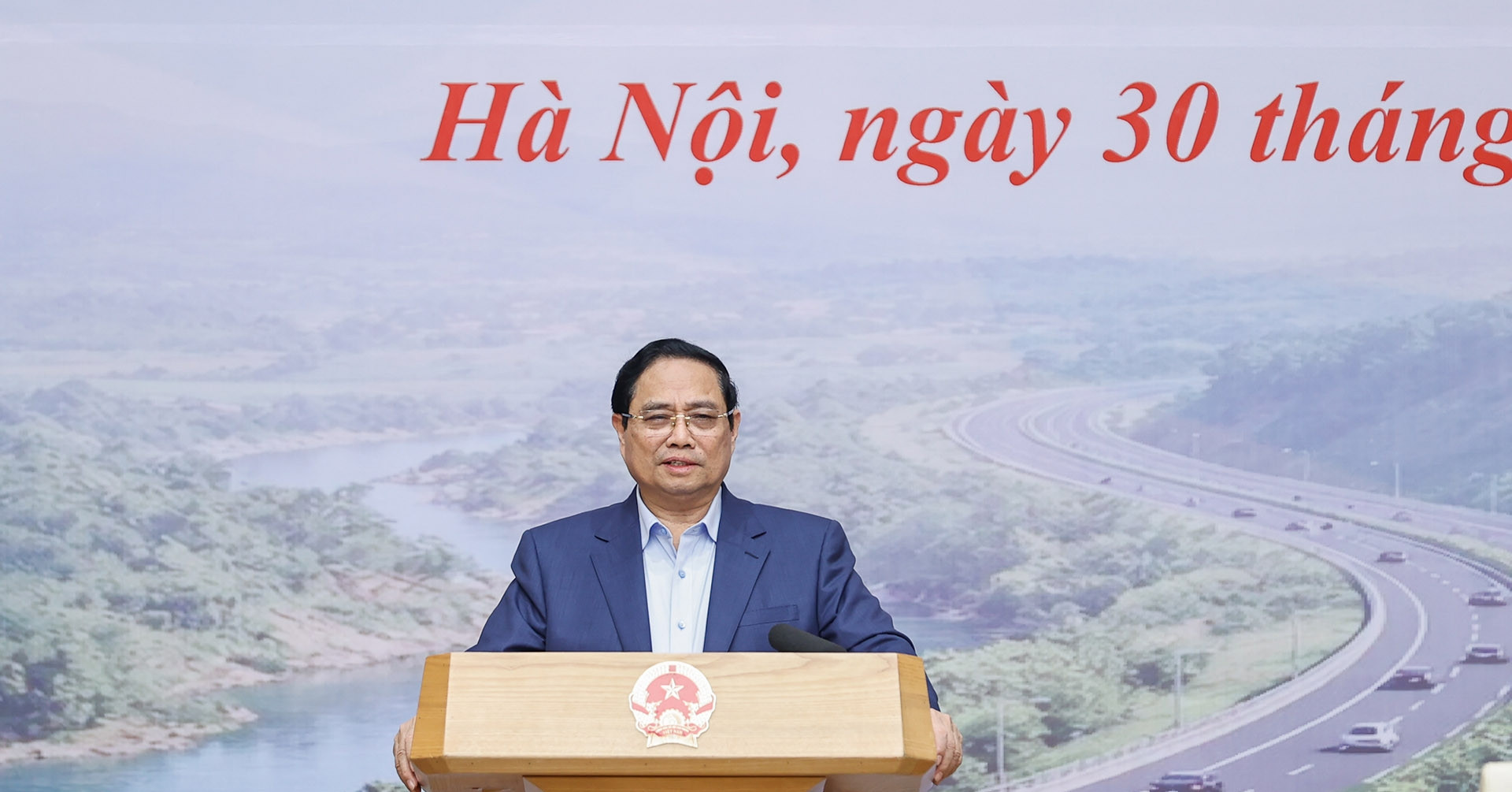 Thủ tướng: Không để '1 km đường cao tốc nhưng có tới mười mấy nhà thầu cùng làm'