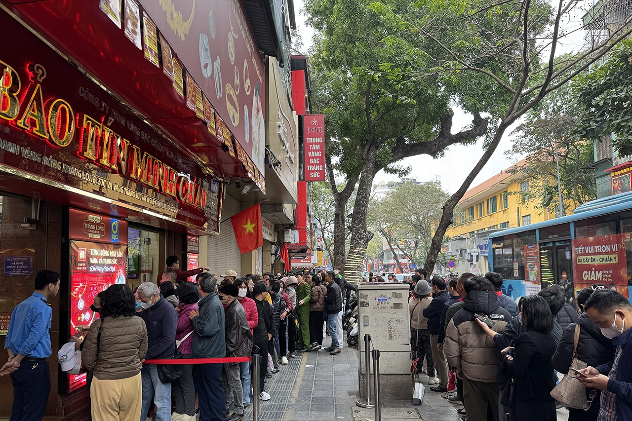 Vàng rung lắc, người mua đỉnh lo thua lỗ, dân vẫn dậy từ 3h sáng xếp hàng