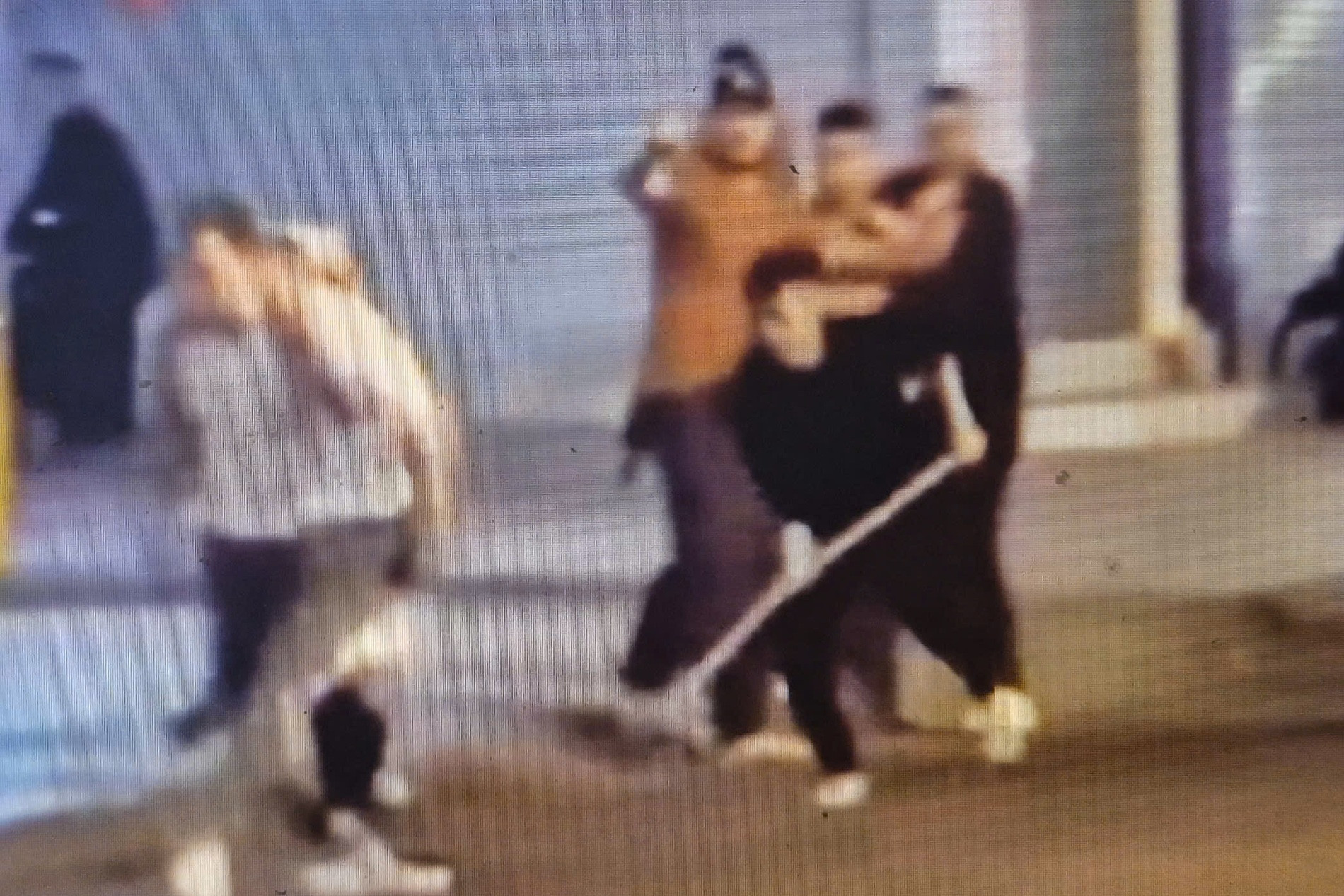 Xác minh vụ du khách nước ngoài bị đuổi đánh giữa phố ở Nha Trang