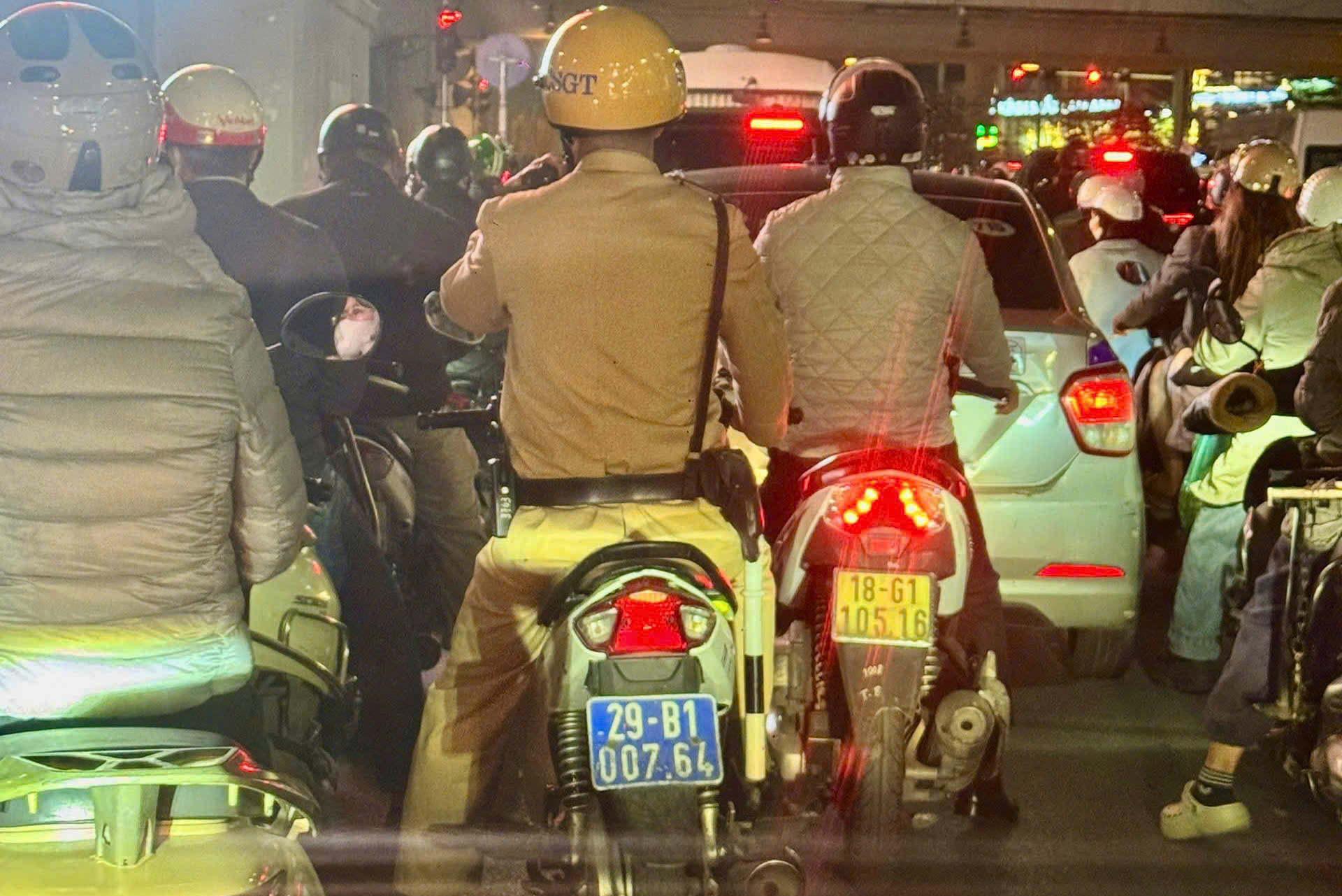 Nhận lời khẩn cầu của tài xế, đại úy CSGT nhanh chóng mở đường hỗ trợ