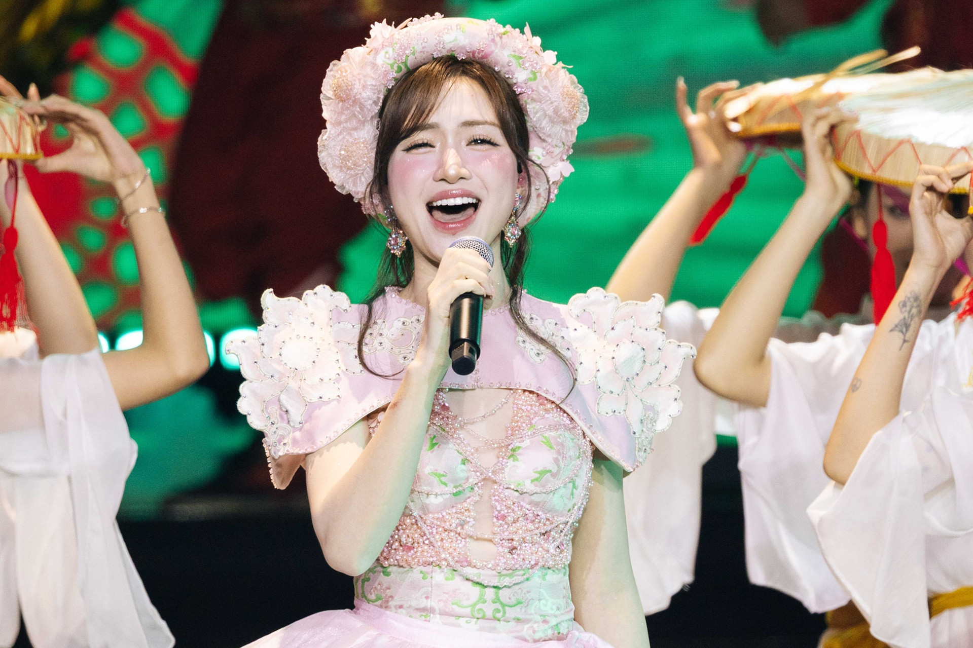 Ca sĩ Hòa Minzy 'phục thù' sau sự cố