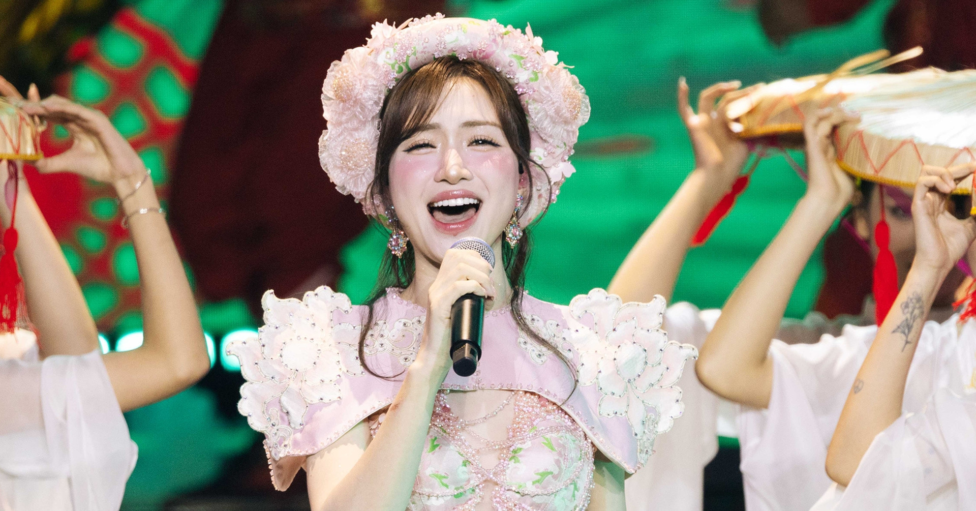 Ca sĩ Hòa Minzy 'phục thù' sau sự cố