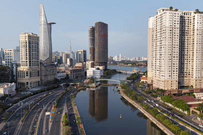 Cây cầu hơn 130 năm tuổi ở TPHCM vừa chỉnh trang lại tiếp tục bị vẽ bậy