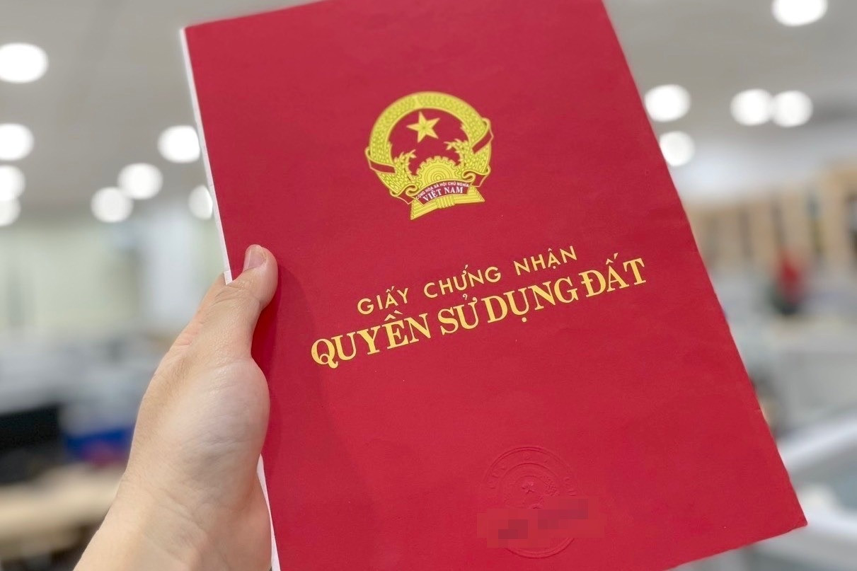 Cha mẹ mất không lập di chúc, em trai lén hai chị tự kê khai làm sổ đỏ