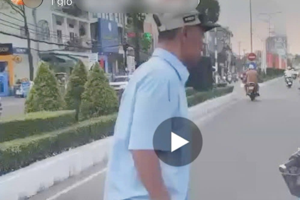 Công an xác minh vụ người đàn ông chửi bới, chặn đầu ô tô ở Cần Thơ
