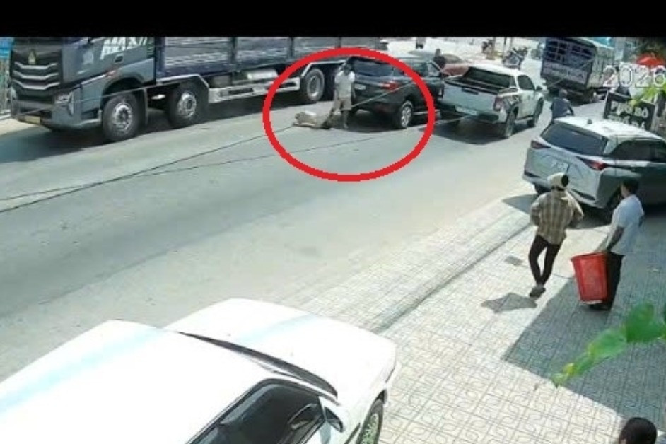 Điều tra vụ tài xế ô tô 7 chỗ bị hành hung, ngã gục giữa đường