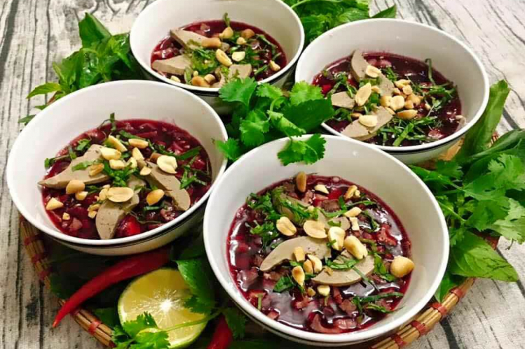 Gặp họa vì thói quen ăn tiết canh 'lấy may, cho đỏ' đầu tháng