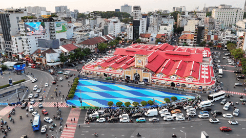Người dân bất ngờ với diện mạo mới lạ của chợ Bến Thành sau loạt chỉnh trang