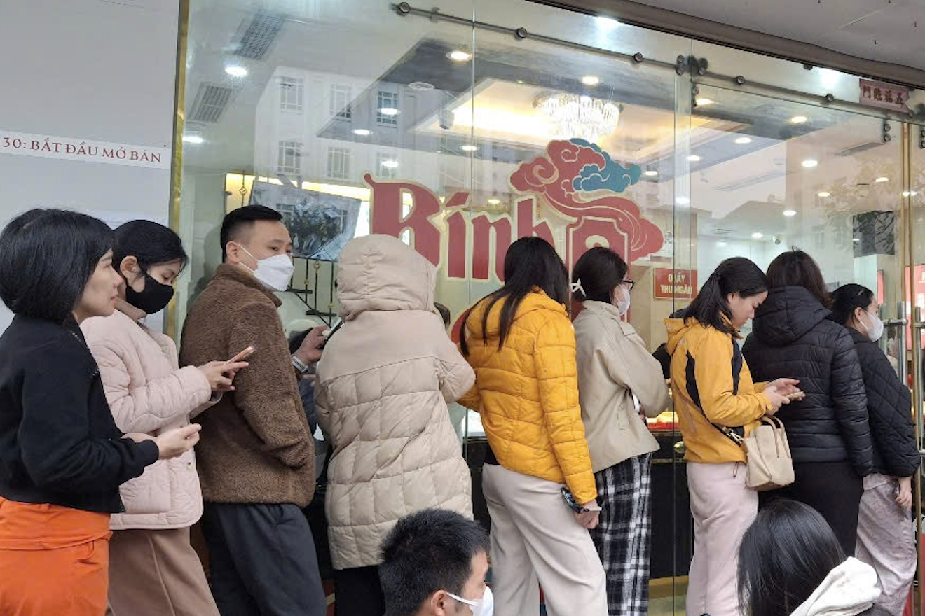 Mua vàng khi giá giảm gần 20 triệu đồng/lượng: Chạy xếp hàng khắp nơi vì không nắm rõ quy định mới