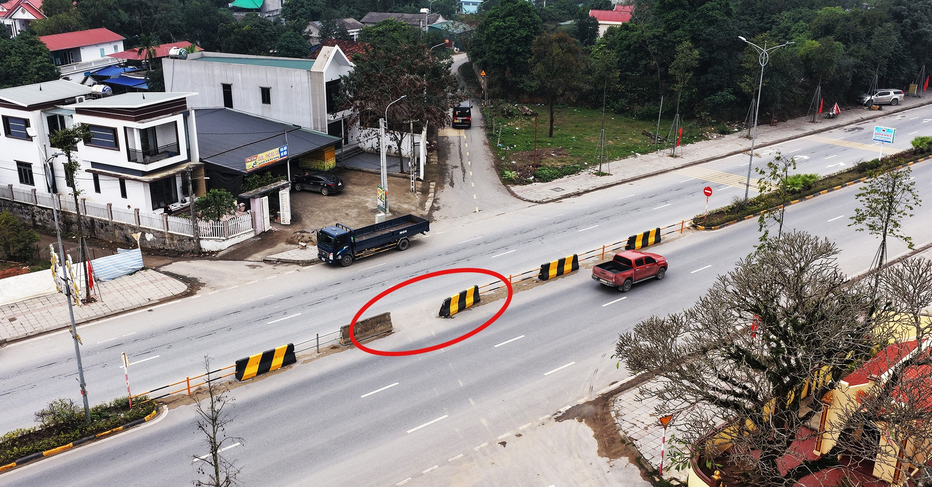 Lý do đường 6 làn ở Phú Thọ bất ngờ 'thắt cổ chai' tại điểm quay đầu