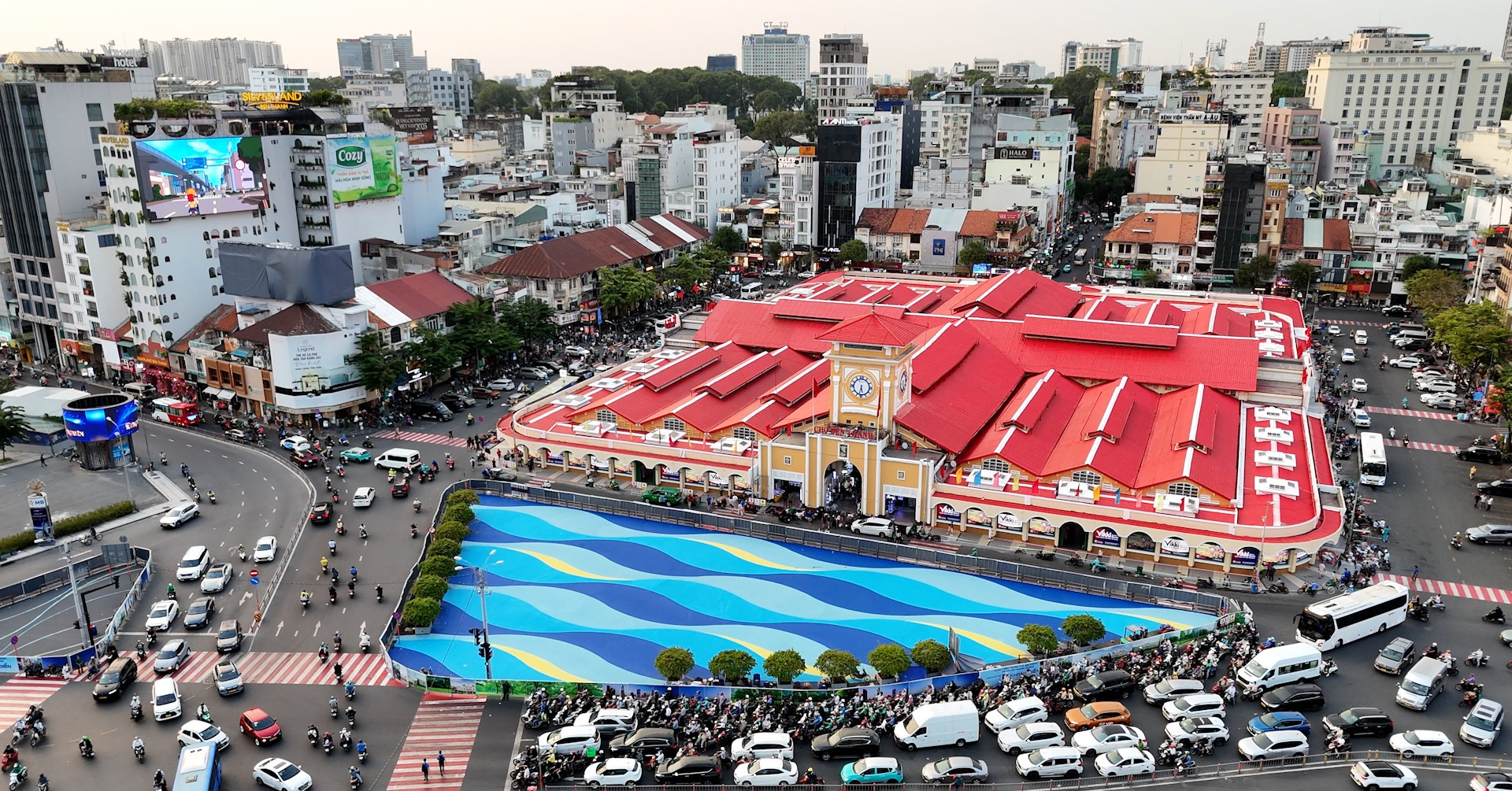 Người dân bất ngờ với diện mạo mới lạ của chợ Bến Thành sau loạt chỉnh trang