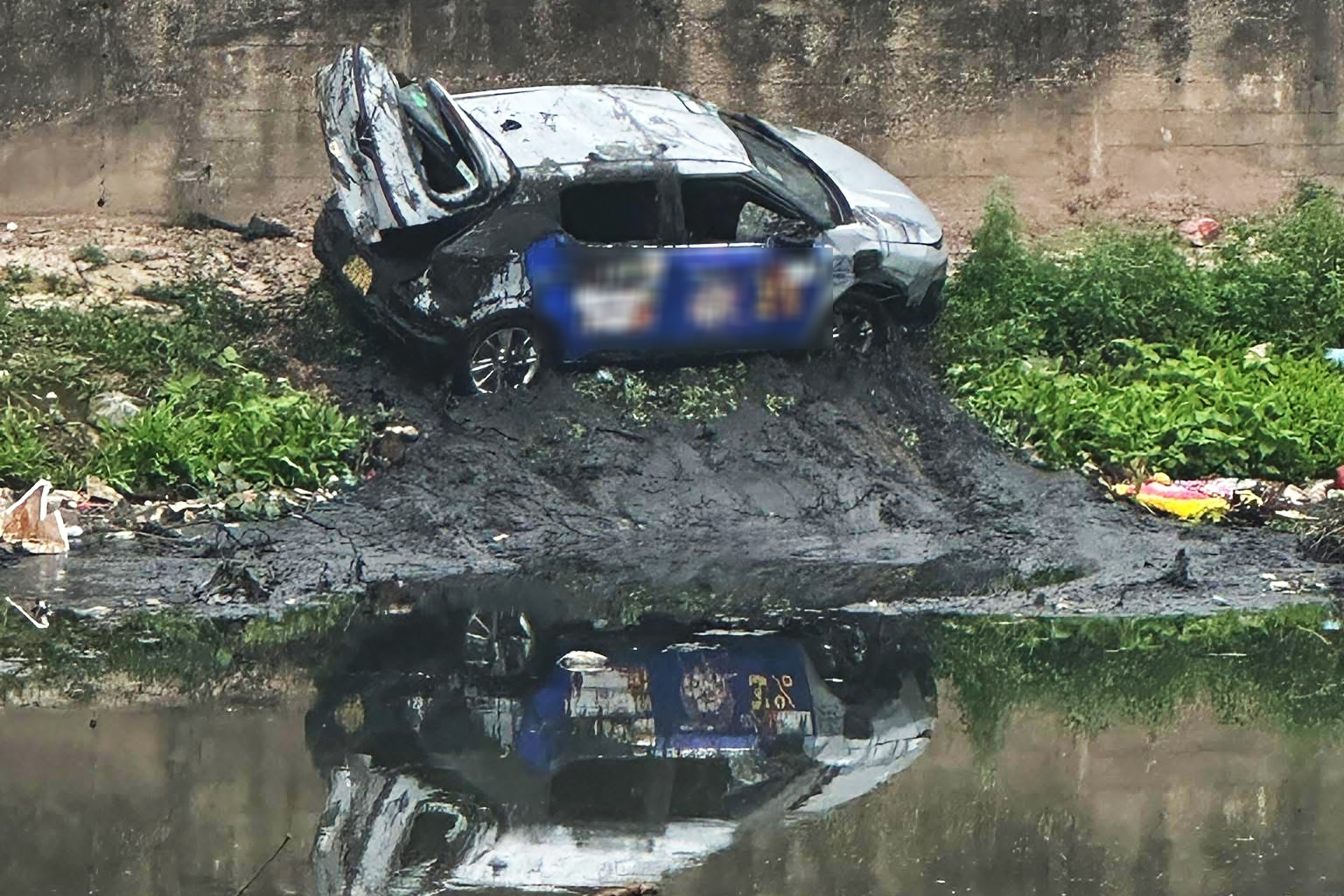 Ô tô lao xuống sông Nhuệ lúc rạng sáng do tài xế ngủ gật