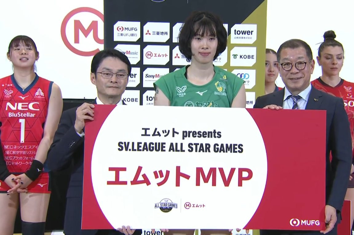 Thanh Thúy nhận giải VĐV xuất sắc ở trận đấu đặc biệt tại Nhật Bản