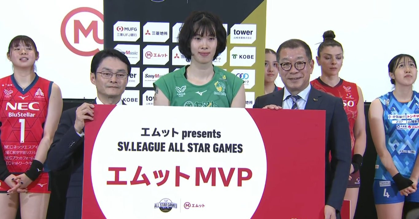 Thanh Thúy nhận giải VĐV xuất sắc ở trận đấu đặc biệt tại Nhật Bản