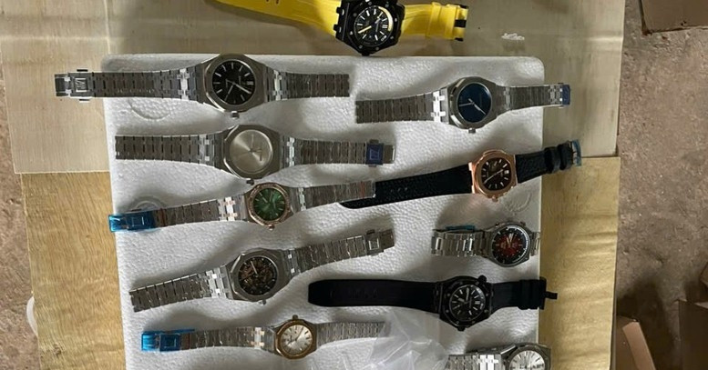 Thu giữ gần 900 đồng hồ nghi giả nhãn hiệu Patek Philippe, Rolex