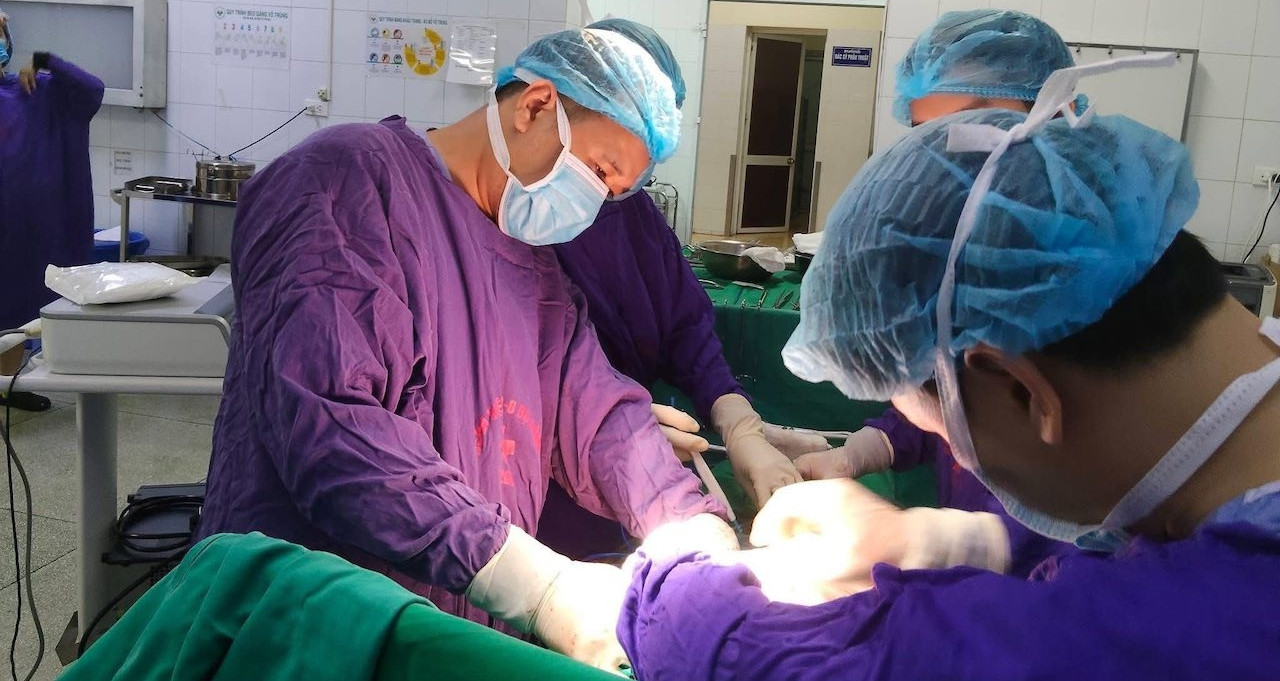 Thủng ruột vì thói quen rất nhiều người Việt mắc