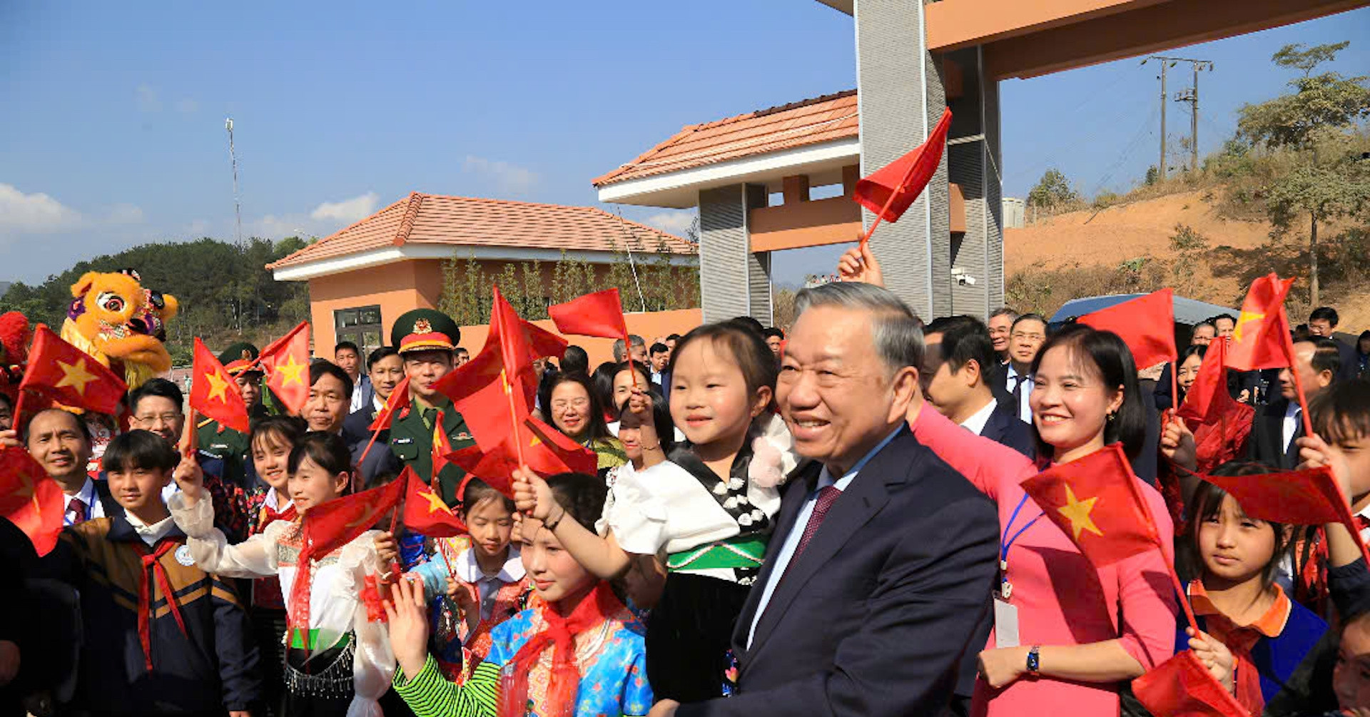 Tổng Bí thư dự khánh thành trường xã biên giới đẹp như mơ tại Điện Biên