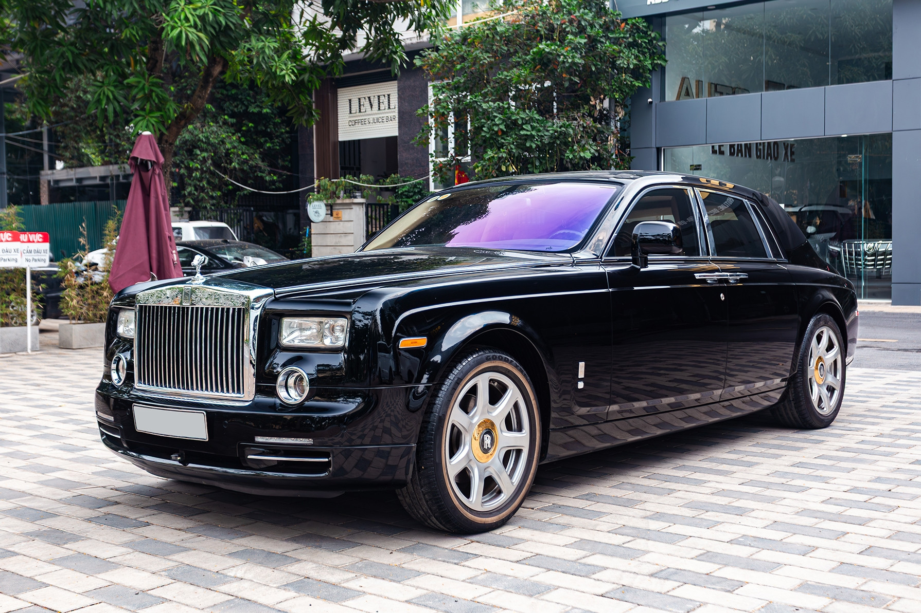 Xe siêu sang Rolls-Royce Phantom mạ vàng rớt giá 21 tỷ sau 17 năm sử dụng