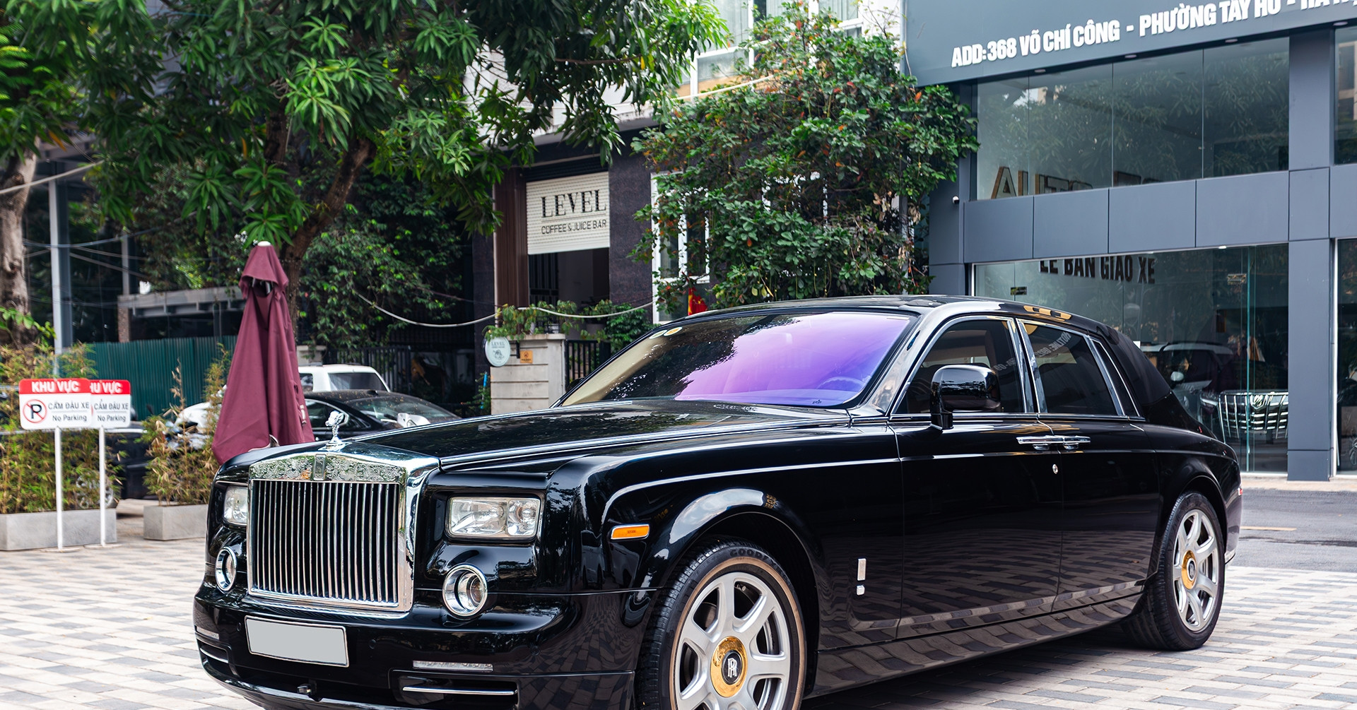 Xe siêu sang Rolls-Royce Phantom mạ vàng rớt giá 21 tỷ sau 17 năm sử dụng