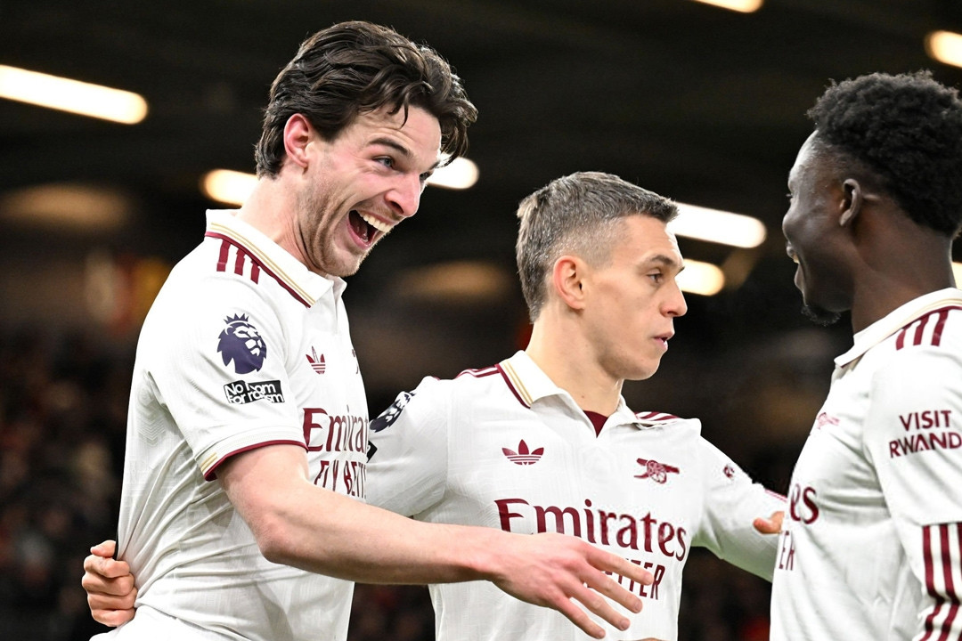 Kết quả bóng đá hôm nay 4/1: Arsenal rượt đuổi hấp dẫn, Barca có 3 điểm