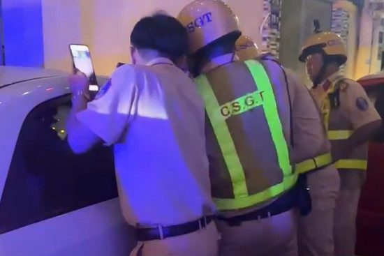 Bản tin chiều 4/1: Cảnh sát đập kính khống chế kẻ cướp taxi công nghệ