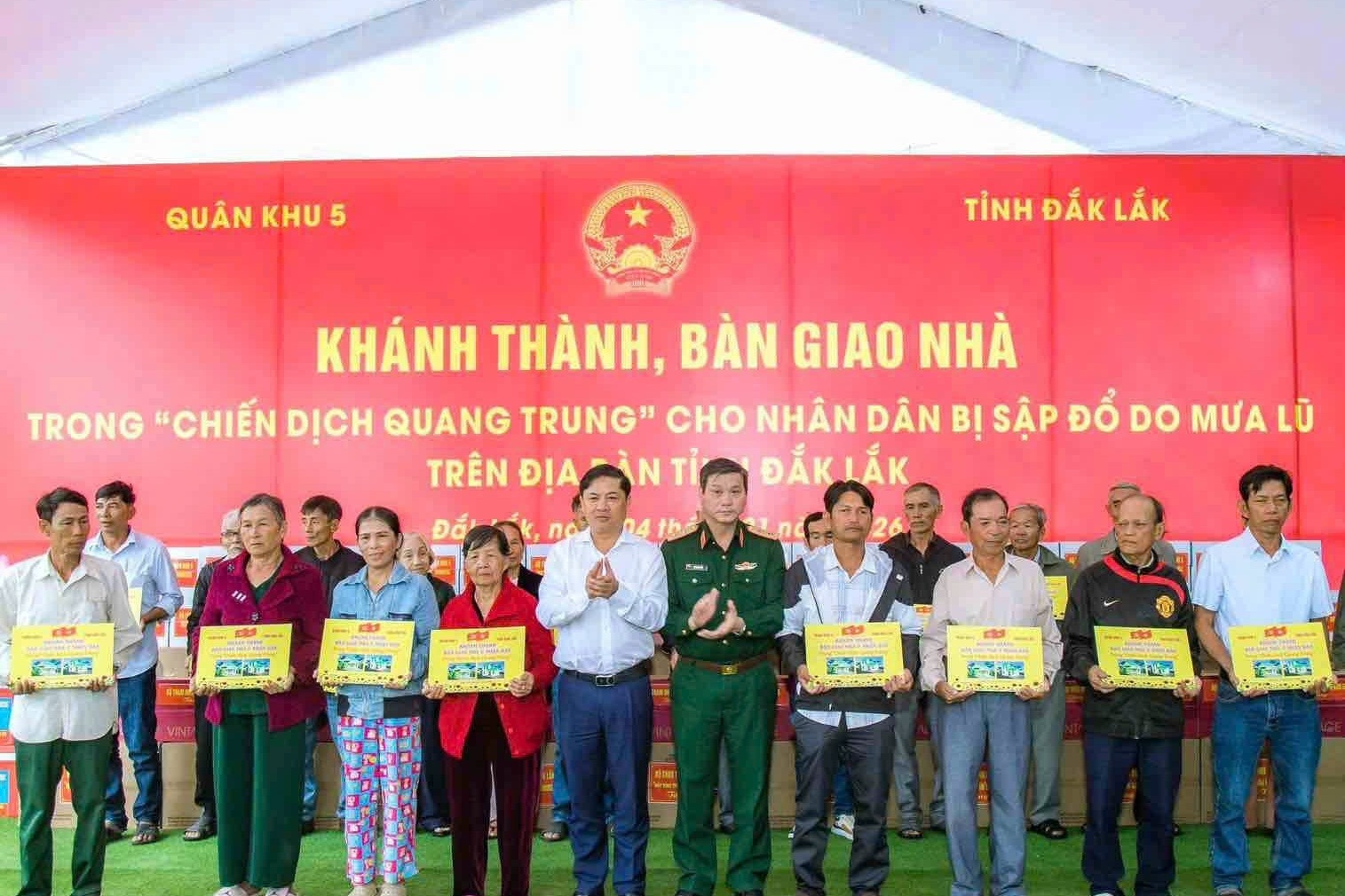 Bà con vùng lũ Đắk Lắk nhận nhà mới từ 'Chiến dịch Quang Trung'