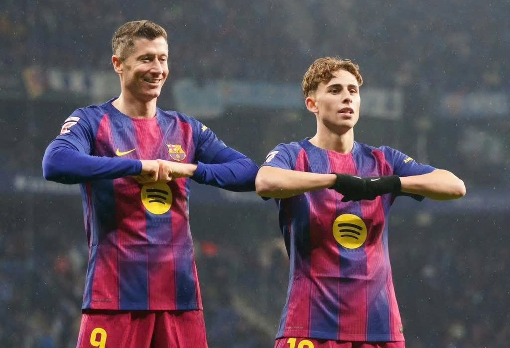 Bùng nổ phút cuối, Barcelona cho Real Madrid 'hít bụi'