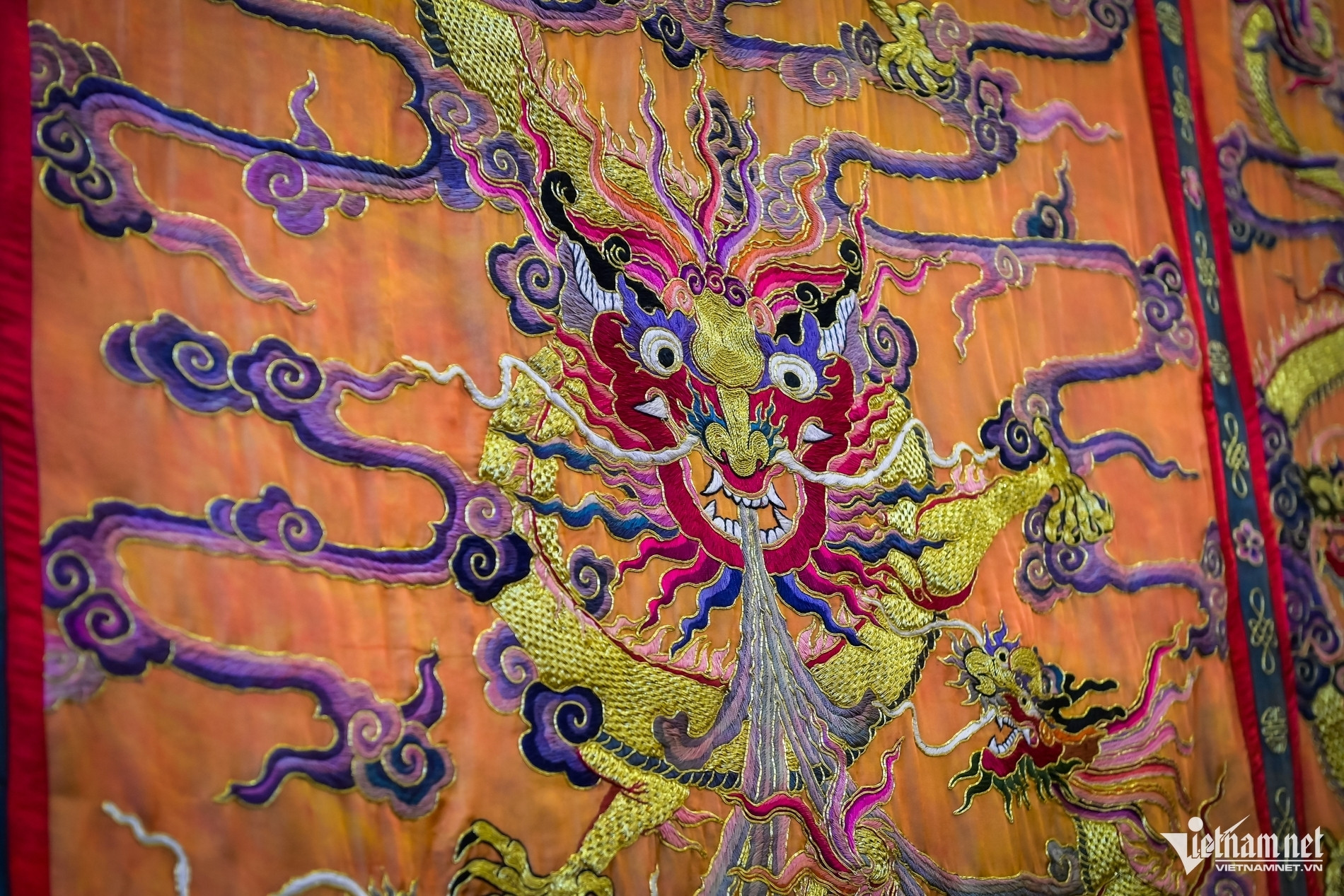 Cận cảnh bức tranh thêu cung đình hiếm có, tiền tỷ cũng không mua nổi