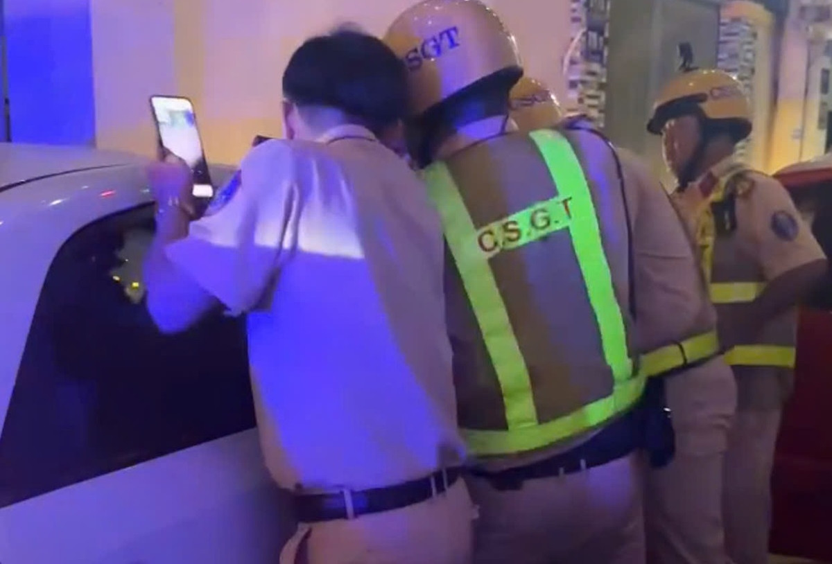 Cảnh sát đập kính khống chế kẻ cướp taxi công nghệ